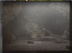 Image représentant Un autel à l'intérieur d'une grotte dans le site bouddhique de Ninh-so'n