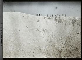 Image représentant France, Le grand entonnoir de la  Cote 108, 116m de diamètre, 45m de profondeur