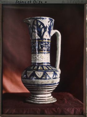 Image représentant Aiguière en faïence à lustre métallique hispano-mauresque des collections d'art islamique du musée de Sèvres