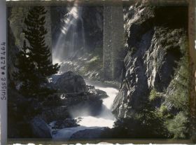 Image représentant Les gorges du Findelbach au pied du pont ferrovière de Findelen