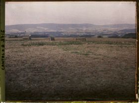 Image représentant Vue sur le massif de la Margeride, avec au premier plan, des barrières pour le parquage des moutons