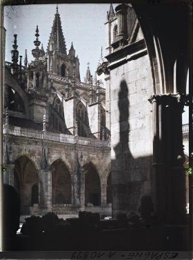 Image représentant Espagne, Léon, Vue prise du cloître de la Cathédrale s/ la face Nord et la plus grande des deux Tours