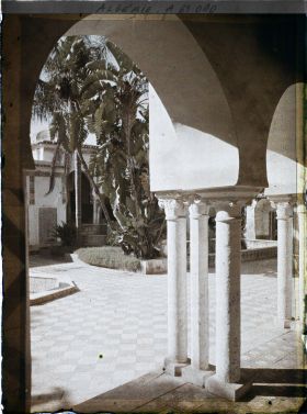 Image représentant Le palais du Bardo, la cour du "pavillon de la Favorite"
