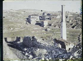 Image représentant Turquie, Biledjik, Ruines et groupe de maisons respectées
