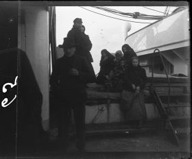 Image représentant Famille d'émigrants voyageant sur l'entrepont
