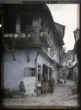 Image représentant Une maison de coin avec personnages, en face de Sainte Sophie
