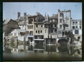 Image représentant France, Verdun, Sur les bords de la Meuse, maisons détruites