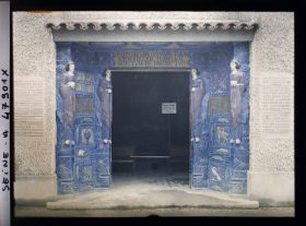 Image représentant L'Exposition des arts décoratifs, Le Village français sous la direction de Charles Genuys, Eglise, architecte Jacques Droz, construite par la Société de Saint-Jean