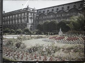 Image représentant Le Palais du Louvre, les pavillons de Flore et Denon, depuis le jardin des Tuileries