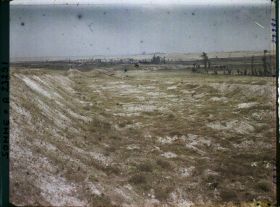 Image représentant France, Feuillaucourt, Le lit du Canal du Nord vers le Village d'Allaines