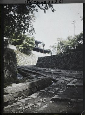 Image représentant Une rue en pente dans un quartier résidentiel