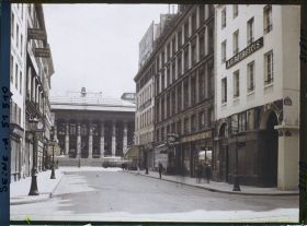 Image représentant La rue de la Bourse et la Bourse de Paris (palais Brongniart) depuis la rue des Colonnes