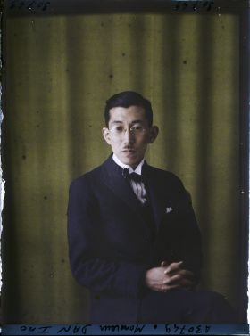 Image représentant https://musee-albert-kahn.s-museum.fr/home/NWQ2OTAwYzNmYjZlZTk1ZWQwODJmMjY4L2dlbmVyaWMtbm90aWNlLXRhYi9hdXRob3JpdHkvNjE3YTc5ZjVjZjhiODk2OGIzMzM3ZDIx/5d6900c3fb6ee95ed082f268/generic-notice-tab/authority/617a79ebcf8b8968b3336b2a Dan Ino