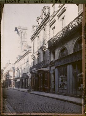 Image représentant La tour Charlemagne après son effondrement partiel, vue de la rue des Halles