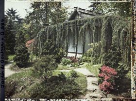 Image représentant Chemins du " village japonais " découpant l'espace de jardin proche du pavillon de thé
