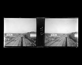 Image représentant Yuhe ("canal Impérial") et le quartier des légations vu depuis le mur d'enceinte de la ville tartare