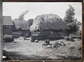 Image représentant La hangar d'une ferme couvert de paille