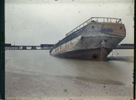 Image représentant Belgique, Zeebrugge, Epave et , dans le fond, môle sauté par un sous marin Anglais