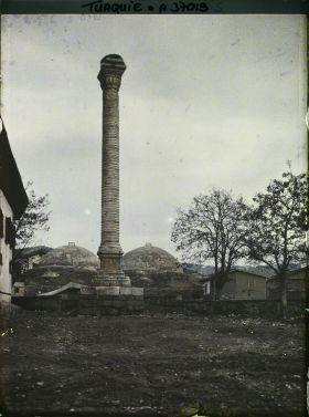 Image représentant Colonne de Julien et hammam en arrière-plan