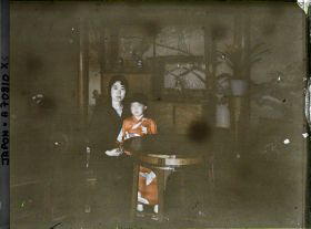 Image représentant Résidence de la famille Kitashirakawa (intérieur), la princesse Kitashirakawa (Fusako) et la plus jeune de ses trois filles, prénommée Taeko