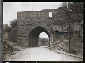Image représentant France, Coucy le Chau, Porte de Soissons