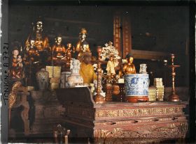 Image représentant Un autel à l'intérieur de la pagode Thay dite également de la " Félicité céleste " (Thien Phuc), située au pied du récif calcaire Sai-so'n