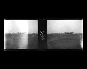 Image représentant Des sépultures aux abords d'un village, le long de la voie ferrée