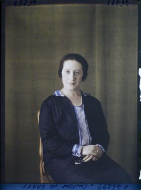 Image représentant https://musee-albert-kahn.s-museum.fr/home/NWQ2OTAwYzNmYjZlZTk1ZWQwODJmMjY4L2dlbmVyaWMtbm90aWNlLXRhYi9hdXRob3JpdHkvNjE3YTc5ZjVjZjhiODk2OGIzMzM3ZDIx/5d6900c3fb6ee95ed082f268/generic-notice-tab/authority/617a79ebcf8b8968b3336dd7 Madame Suzanne de Graaff