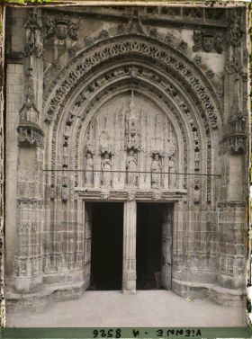 Image représentant Le portail central de l'église Sainte-Radegonde