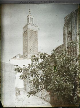 Image représentant Une rue du village avec le minaret à l'arrière-plan