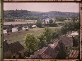 Image représentant France, Les Eyzies (Dordogne), Vue prise de la terrasse du Château s/ la vallée de la Vézère en amont, avec les 2 Ponts