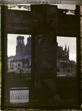 Image représentant France, Reims, Effet du soir vers la Cathédrale
