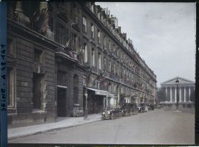 Image représentant La rue Royale et la Madeleine décorées des drapeaux alliés