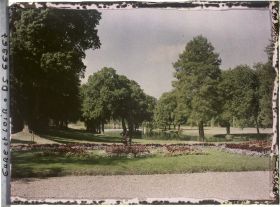 Image représentant Vue du parc du château avec un bras détourné de l'Eure