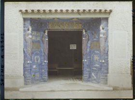 Image représentant L'Exposition des arts décoratifs, Le Village français sous la direction de Charles Genuys, Eglise, architecte Jacques Droz, construite par la Société de Saint-Jean