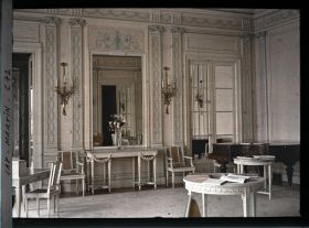 Image représentant Piano et secrétaire en partie ouest du salon d'honneur de la villa Kahn, encore appelée villa Zamir