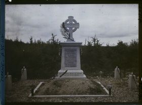 Image représentant France, Binarville (Meuse), Monument funéraire au bois de la Gruerie