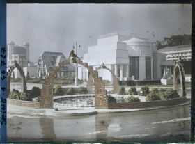 Image représentant L'exposition des arts décoratifs, le jardin de Laprade, devant le pavillon Ruhlmann