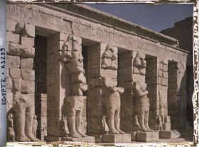 Image représentant Piliers osiriaques de la 1ère cour du temple de Ramsès III