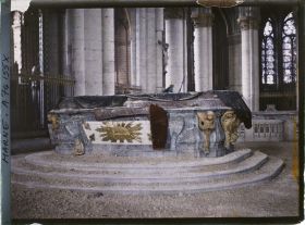 Image représentant Le choeur de la cathédrale avec le Maître-autel