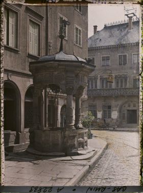 Image représentant France, Obernai, Vieux puits ; au fond, l'Hotel de Ville