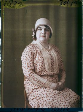 Image représentant https://musee-albert-kahn.s-museum.fr/home/NWQ2OTAwYzNmYjZlZTk1ZWQwODJmMjY4L2dlbmVyaWMtbm90aWNlLXRhYi9hdXRob3JpdHkvNjE3YTc5ZjVjZjhiODk2OGIzMzM3ZDIx/5d6900c3fb6ee95ed082f268/generic-notice-tab/authority/617a79ebcf8b8968b3337661 Madame Riazi