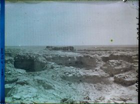Image représentant Vue des ruines vers l'est. Au fond, E-Dublal-Mah l'un des temples de l'esplanade sacrée, dédiés à Nanna