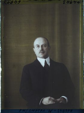 Image représentant https://musee-albert-kahn.s-museum.fr/home/NWQ2OTAwYzNmYjZlZTk1ZWQwODJmMjY4L2dlbmVyaWMtbm90aWNlLXRhYi9hdXRob3JpdHkvNjE3YTc5ZjVjZjhiODk2OGIzMzM3ZDIx/5d6900c3fb6ee95ed082f268/generic-notice-tab/authority/617a79ebcf8b8968b33379ad Monsieur Valentine