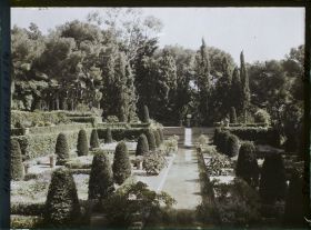 Image représentant Edifice sculpté, proche du jardin persan de la villa Cypris vu en direction de l'Est