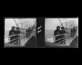 Image représentant Passagers des 2emes classes sur la passerelle qui méne au pont supérieur situé à la poupe du navire