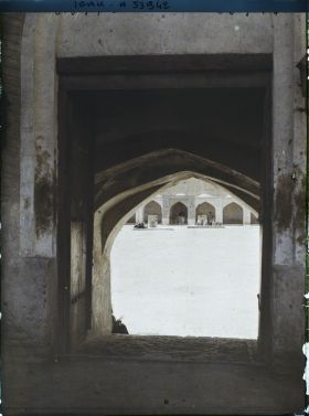 Image représentant Entrée de la mosquée fortifiée d'Ali et la cour (hommes et femmes sont séparés)