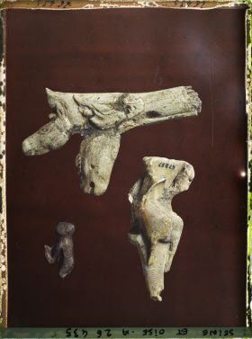 Image représentant France, St Germain-en-Laye, Musée : Bâton de Comt à 3 têtes de Chevaux, Mas d'Azil 47080. Pendeloque avec bouquetin gravé 47257; Statuette humaine Laugerie Basse 47018.