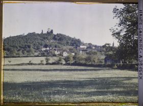 Image représentant France, Montespan (Hte Garonne), Le Village vu des prairies au pied de la montagne de la grotte vers le nord