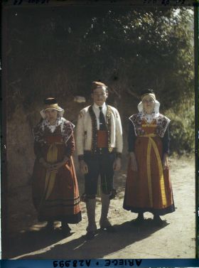 Image représentant Groupe de Bethmalais : deux femmes et un homme, fils du maire de la commune